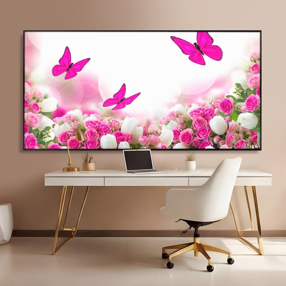 Tablou canvas cu tablou canvas cu trandafiri roz si fluturi, in rama de aluminiu negru, pe perete intr-un birou